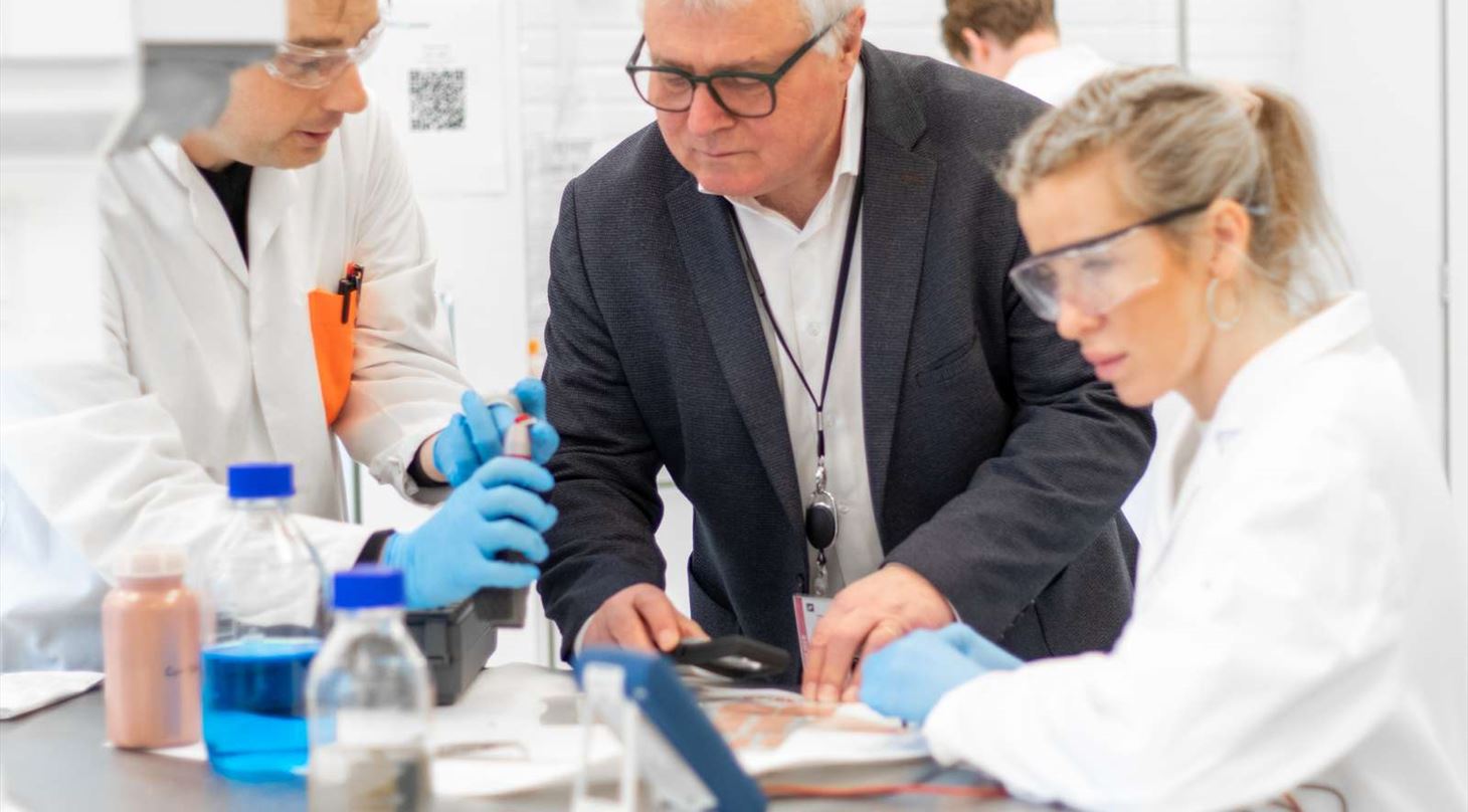 Folk i laboratorie